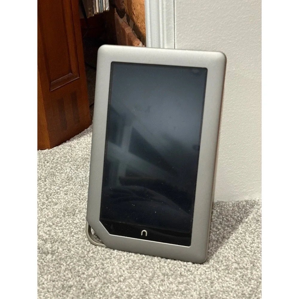 Barnes & Noble Nook Color 7 inch Wi-Fi 8GB eReader Tablet BNRV200 Grey Silver‎